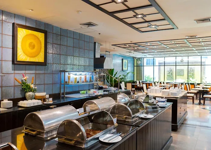 Pinnacle Lumpini Park Hotel 3*