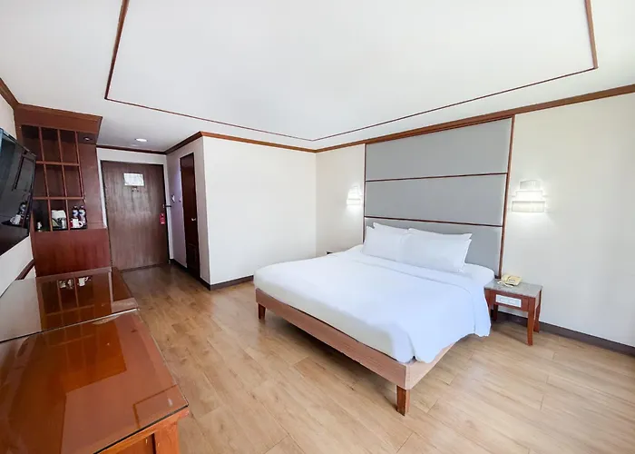 Pinnacle Lumpini Park Hotel 3*