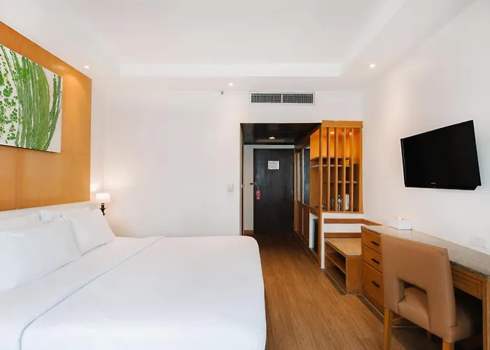Pinnacle Lumpini Park Hotel 3*